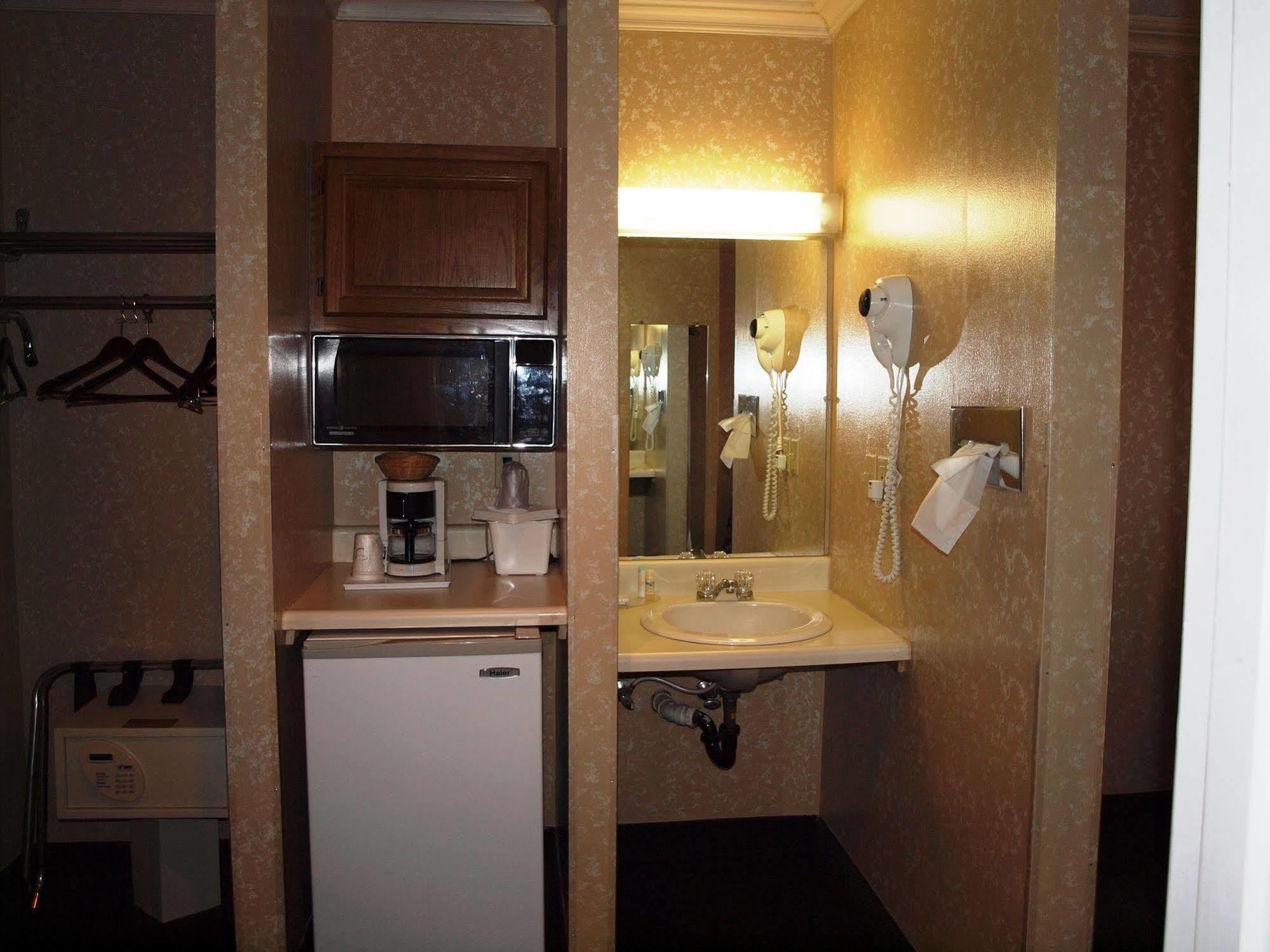Hilltop Express Inn Groton Extérieur photo