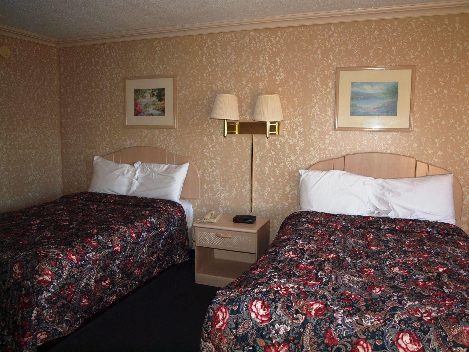 Hilltop Express Inn Groton Extérieur photo